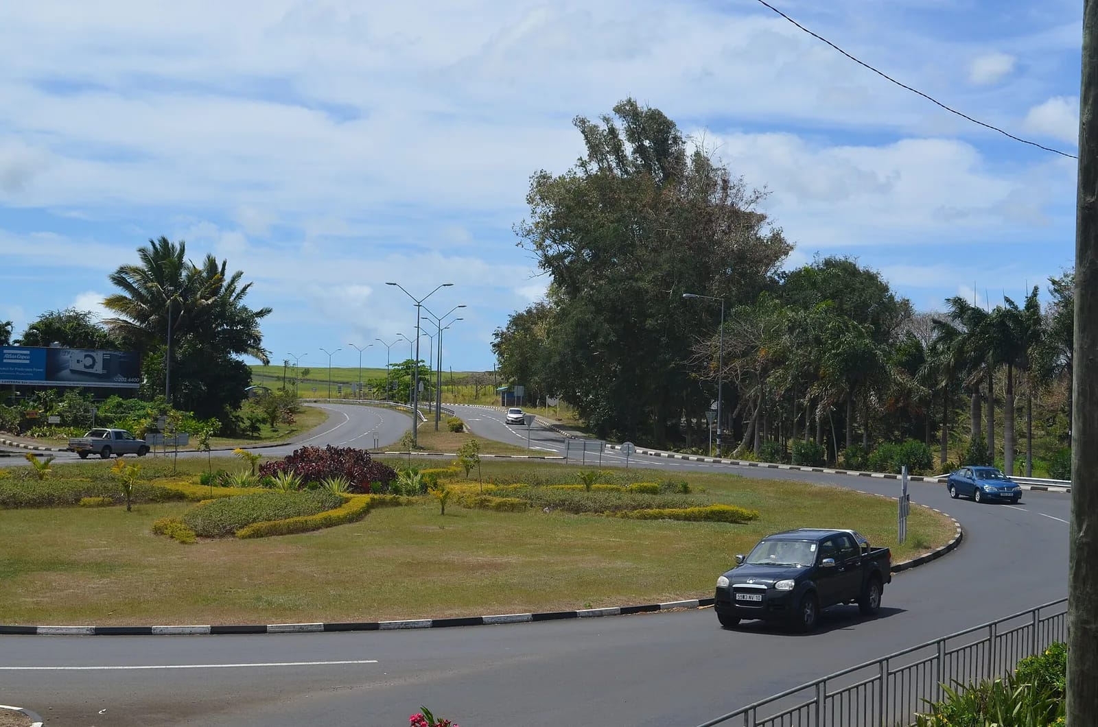 Voie rapide M2 et rond-point fleuri près de Pamplemousses, sur la route de Grand Baie, île Maurice