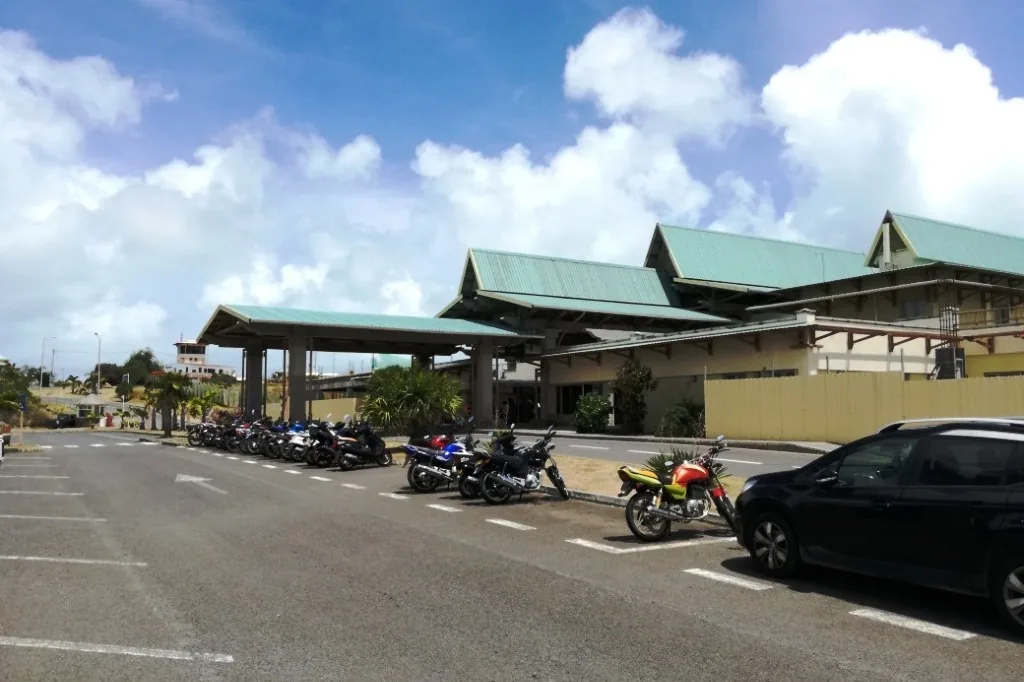 Terminal de l'aéroport de Plaine Corail à Rodrigues et parking de deux-roues