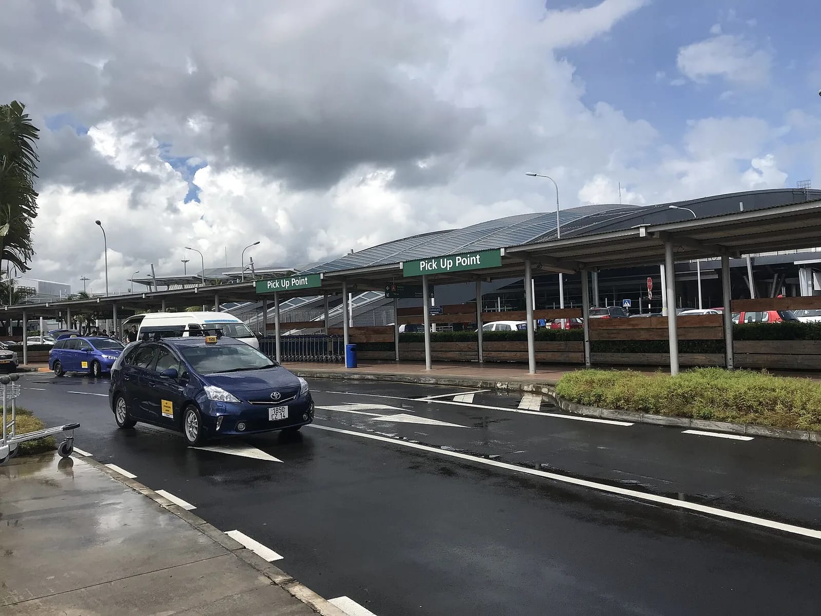 Taxi devant le terminal de l'aéroport Sir Seewoosagur Ramgoolam, île Maurice