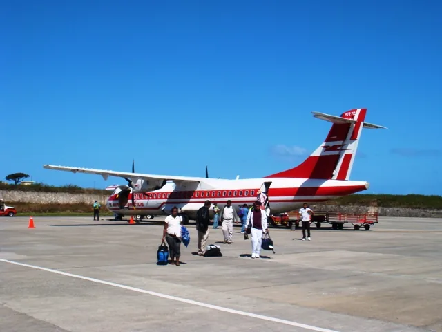 Passagers descendant d'un ATR 72 d'Air Mauritius sur le tarmac de l'aéroport de Rodrigues
