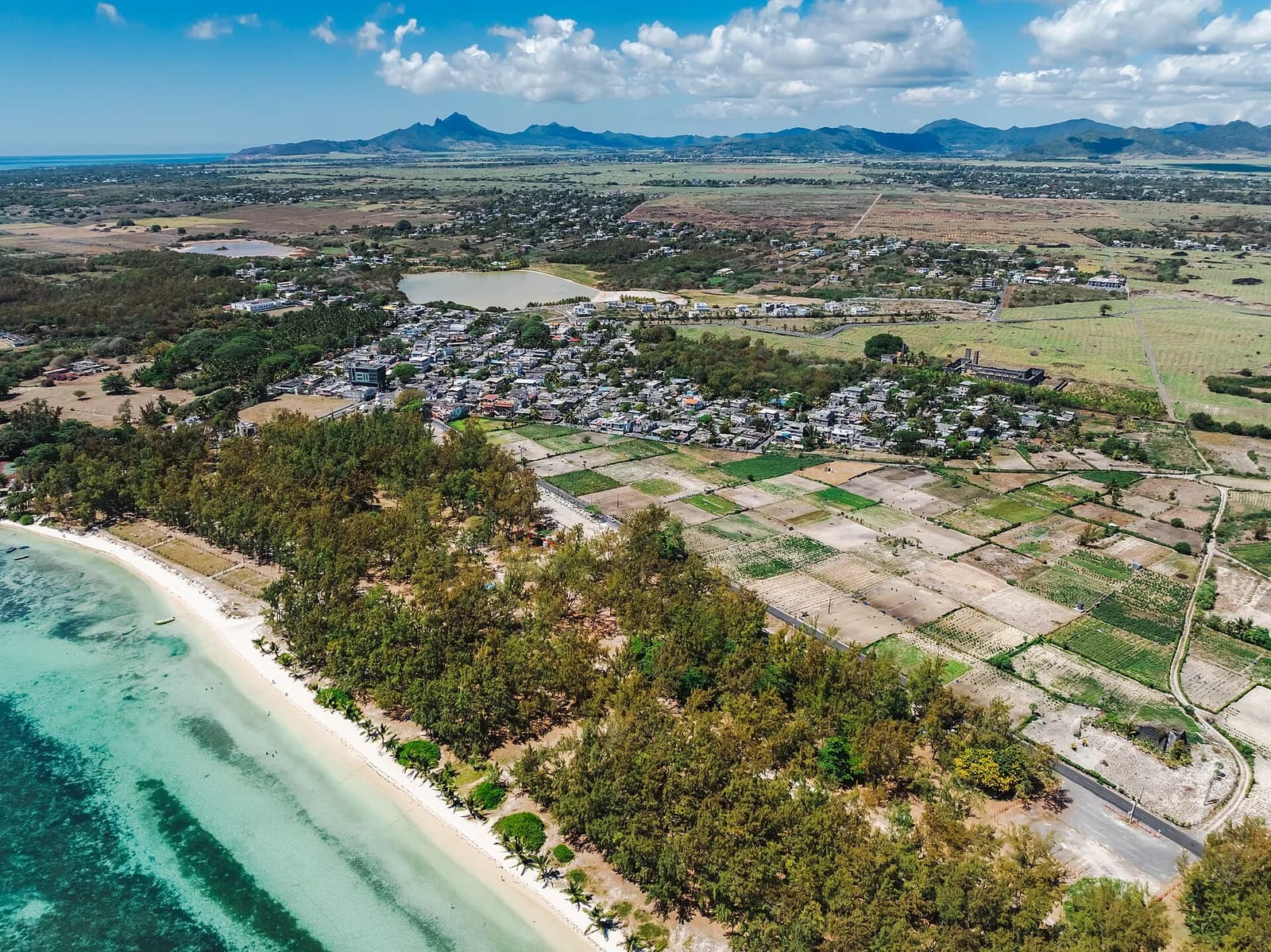 Plage de Belle Mare bordée de filaos et lagon turquoise, côte est de Maurice