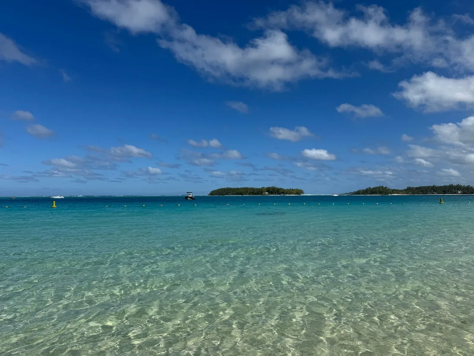 Lagon peu profond aux eaux limpides et îlots à l'horizon, au sud-est de Maurice
