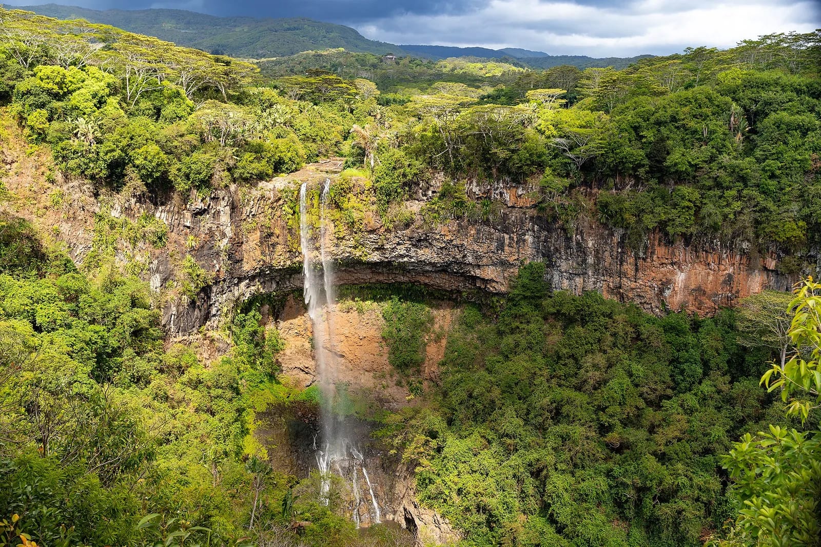 Cascade de Chamarel tombant d'une falaise basaltique au milieu de la forêt