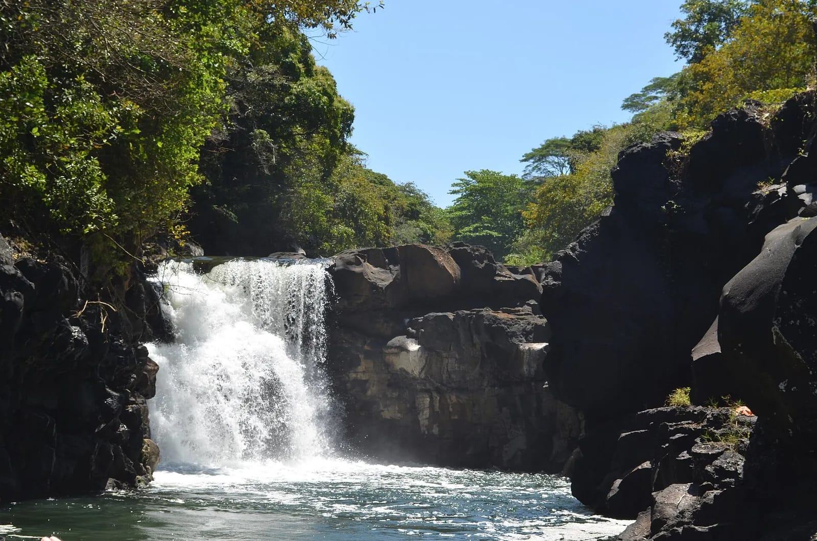 Cascade de la Grande Rivière Sud-Est entre les rochers basaltiques, côte est de l'île Maurice