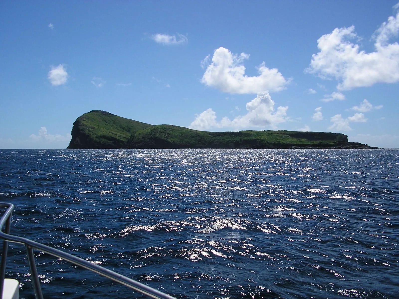 L'îlot du Coin de Mire vu depuis la mer, au large du nord de l'île Maurice