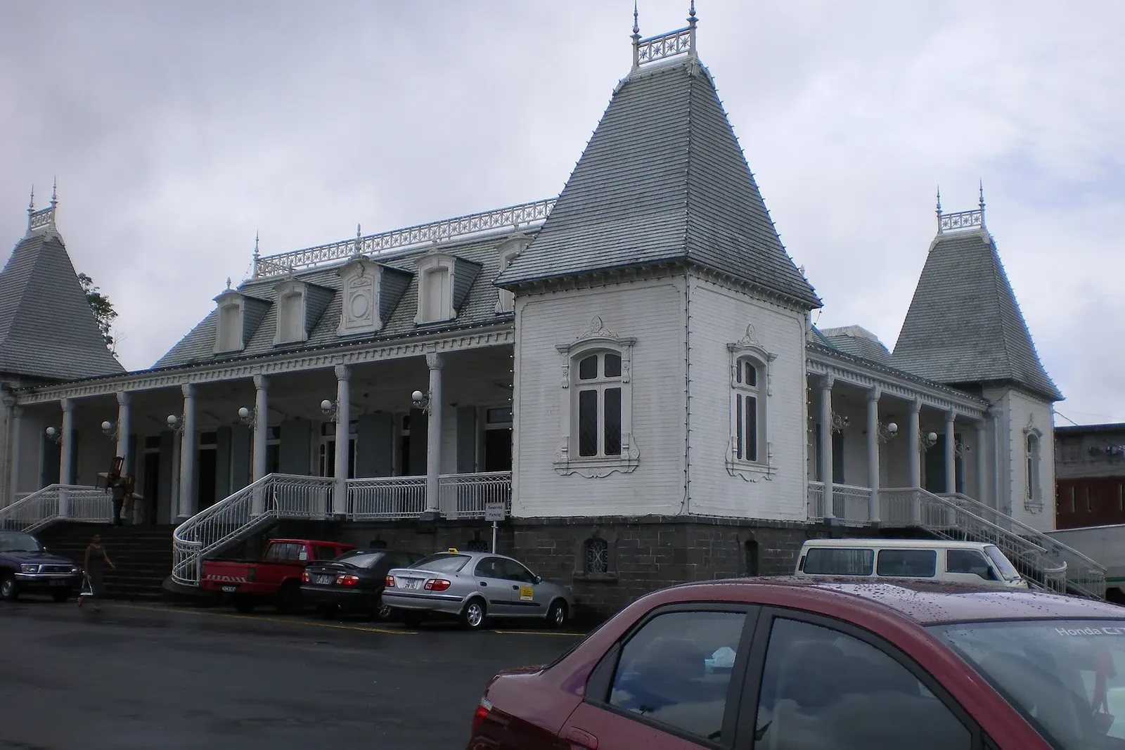L'hôtel de ville de Curepipe, bâtiment colonial blanc à toits d'ardoise
