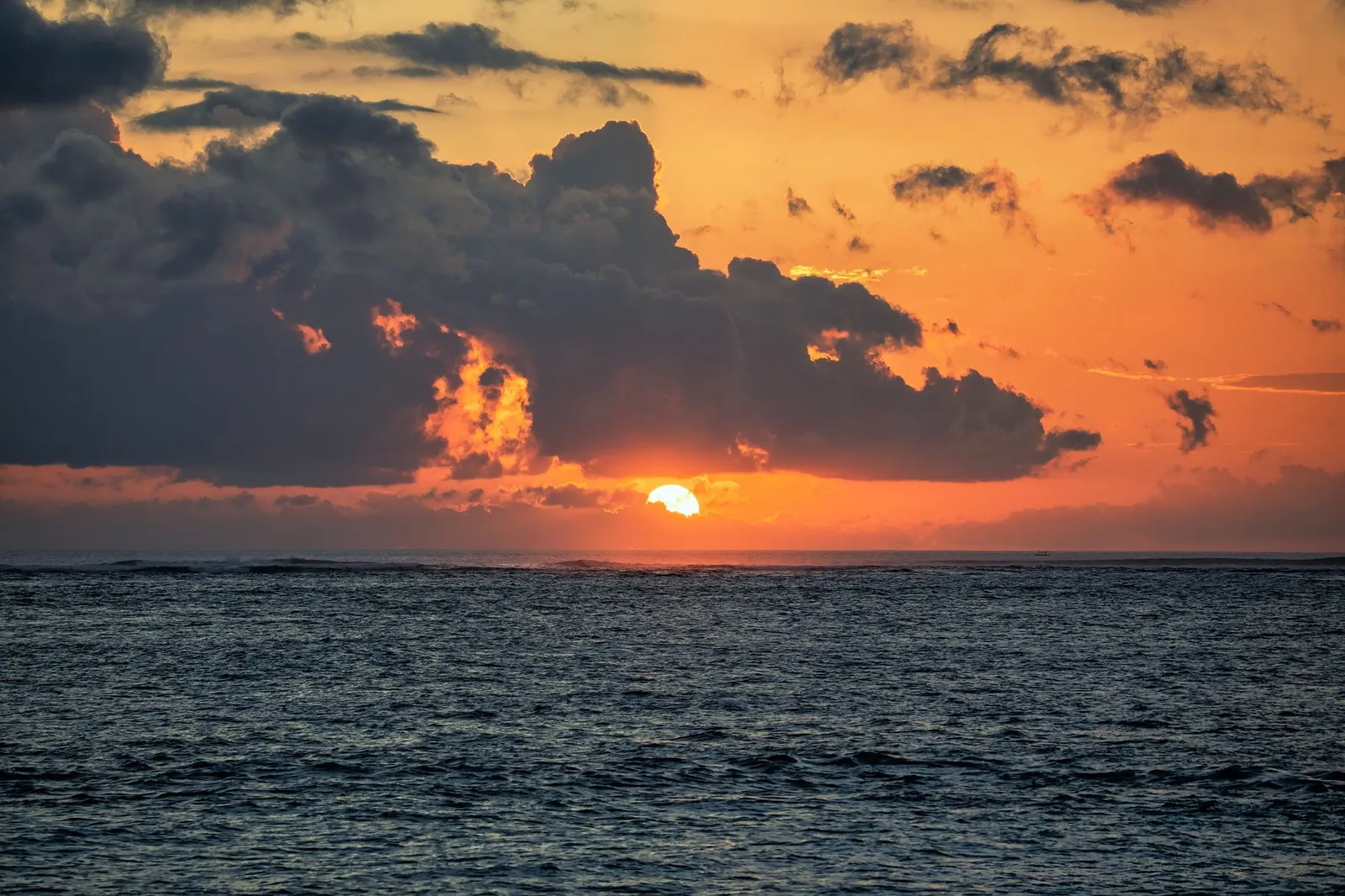 Coucher de soleil sur l'océan Indien depuis la côte ouest de l'île Maurice