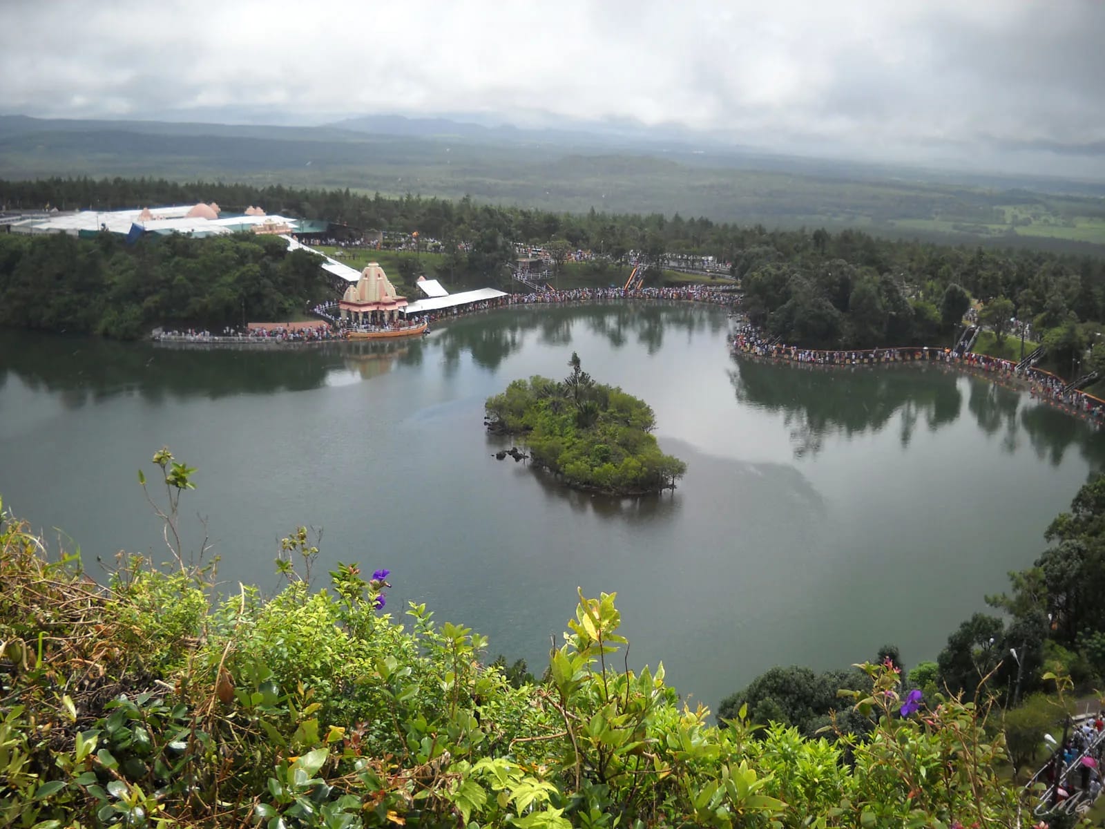 Ganga Talao (Grand Bassin), lac sacré hindou avec son îlot et ses temples, Maurice