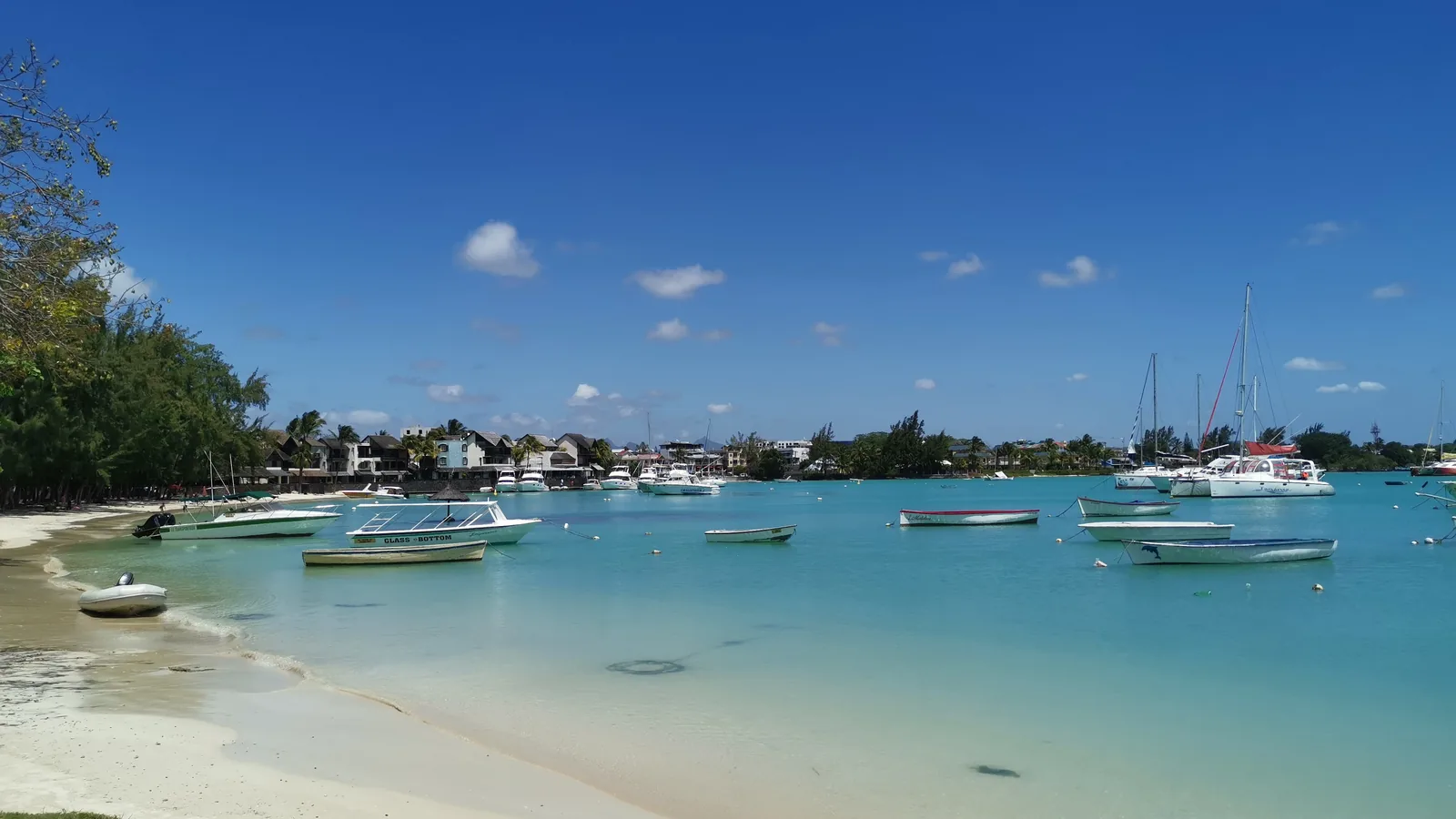 La baie de Grand Baie, lagon turquoise et bateaux au mouillage