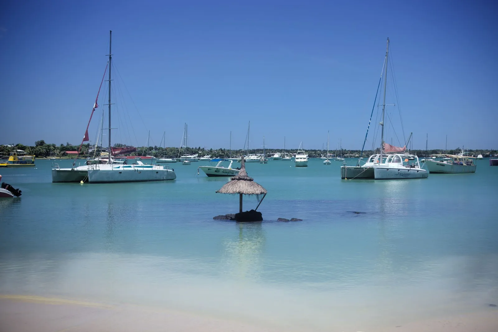Voiliers au mouillage sur l'eau turquoise d'une baie du nord de l'île Maurice