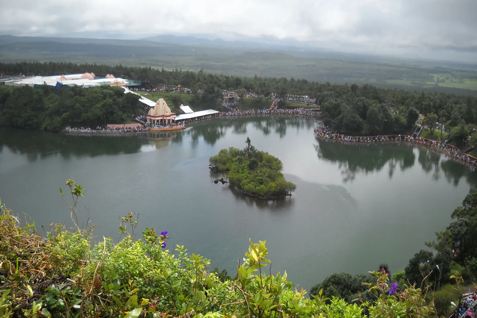 Vue plongeante sur le lac de Ganga Talao, son îlot et la rive aménagée avec ses temples