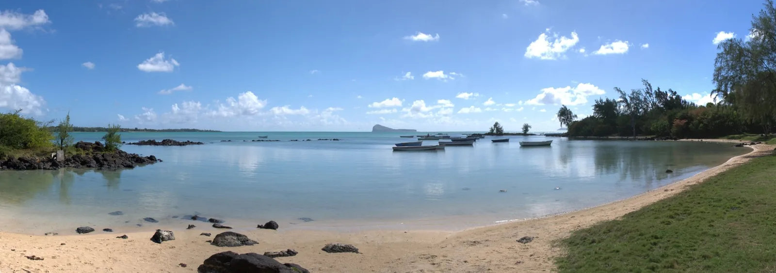Barques de pêcheurs dans le lagon de Grand Gaube, avec le Coin de Mire à l'horizon