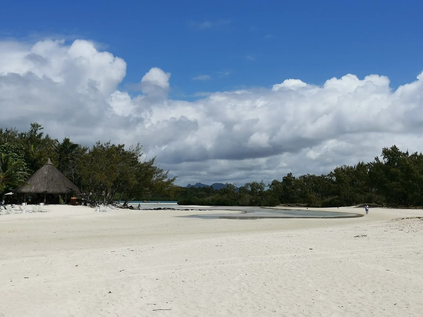 Plage de sable blanc et paillote sur l'Île aux Cerfs, île Maurice
