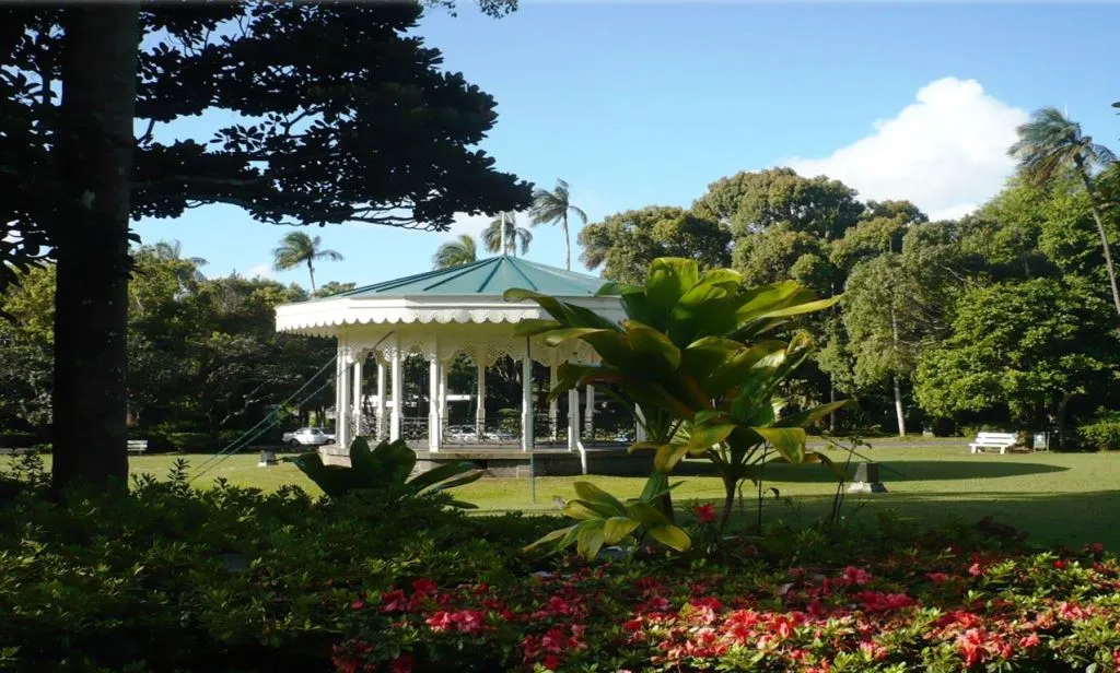 Kiosque à musique dans le jardin botanique de Curepipe, au milieu des arbres et des massifs fleuris
