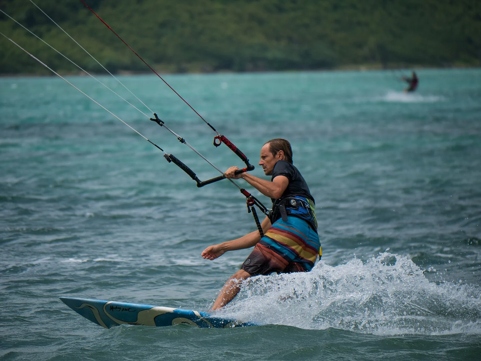 Kitesurfeur sur un lagon turquoise de l'île Maurice