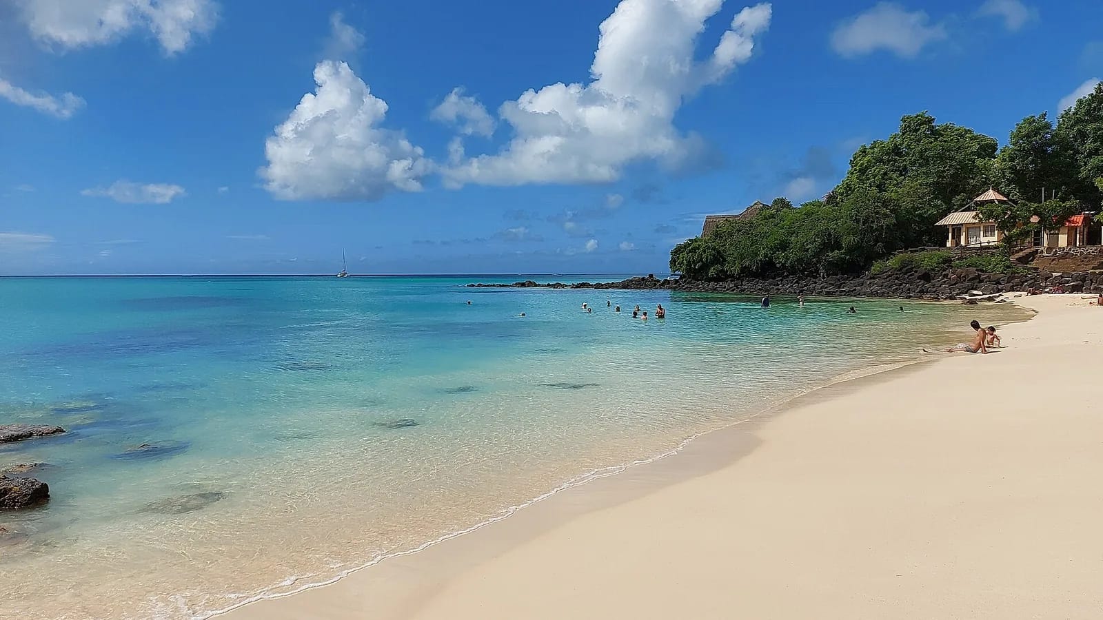 Plage de sable clair et eau turquoise à La Cuvette, Grand Baie, nord de l'île Maurice