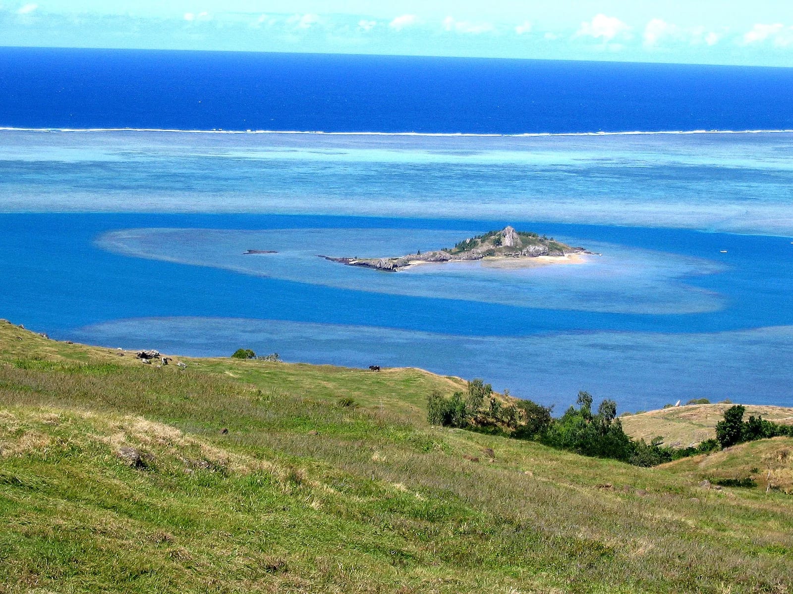 Îlot Hermitage entouré d'un lagon bleu à Rodrigues