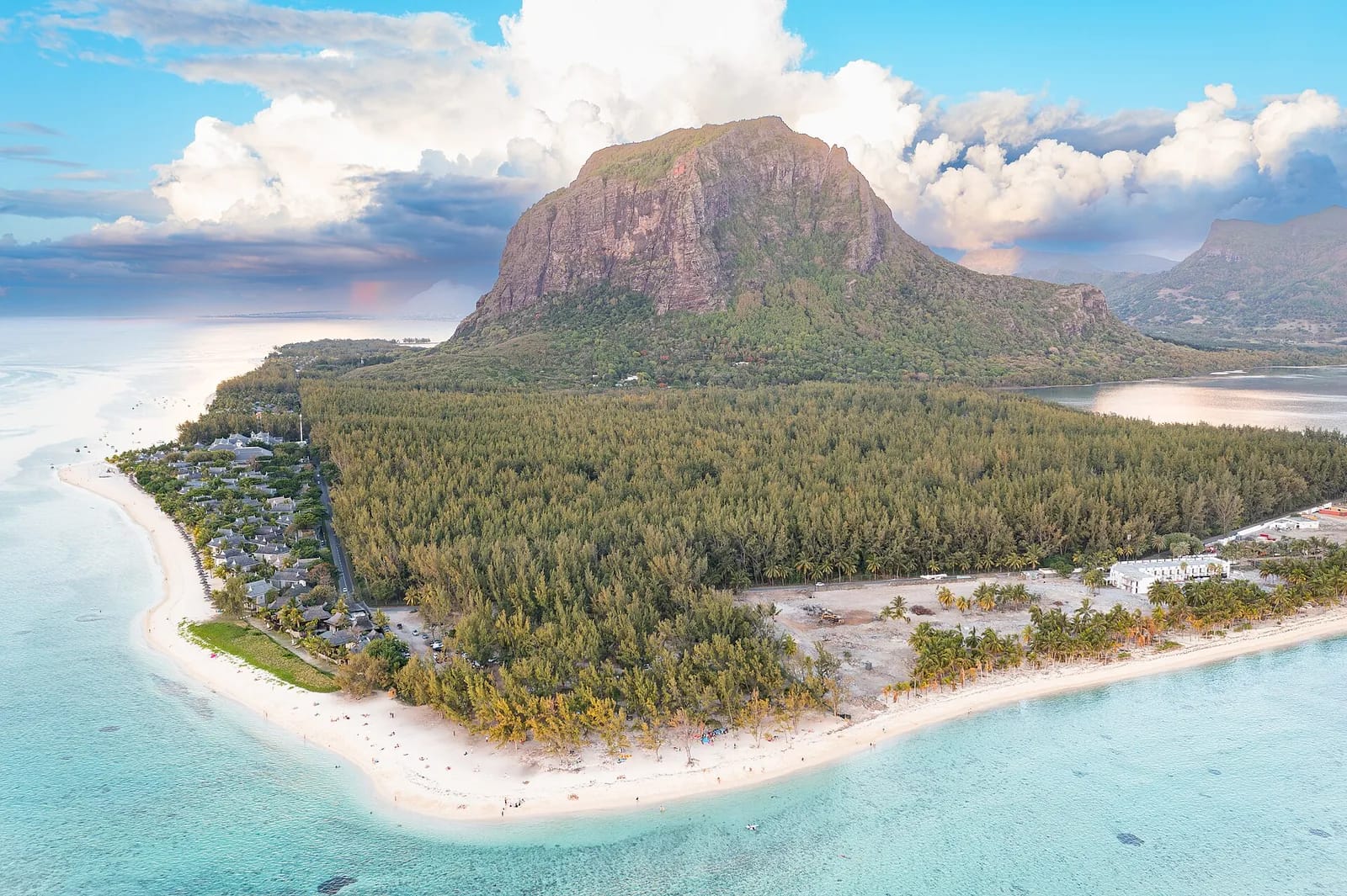 Vue aérienne du Morne Brabant, de sa péninsule et du lagon