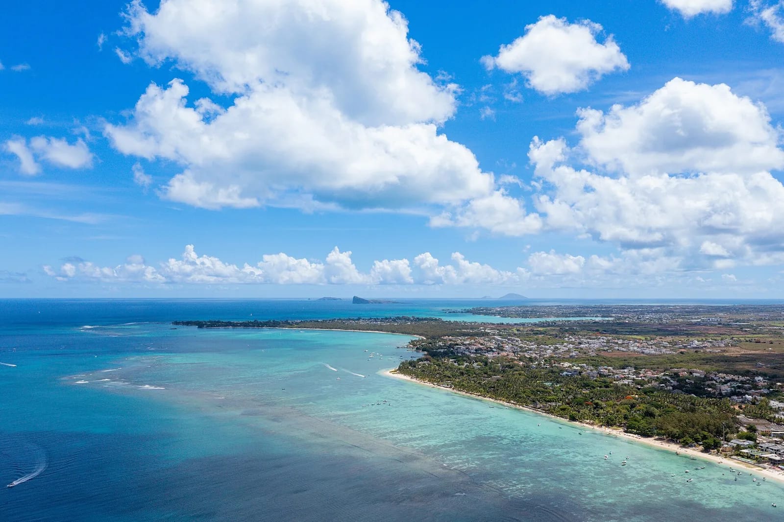 Vue aérienne d'un lagon turquoise, d'une plage et de la barrière de corail sur la côte ouest de l'île Maurice