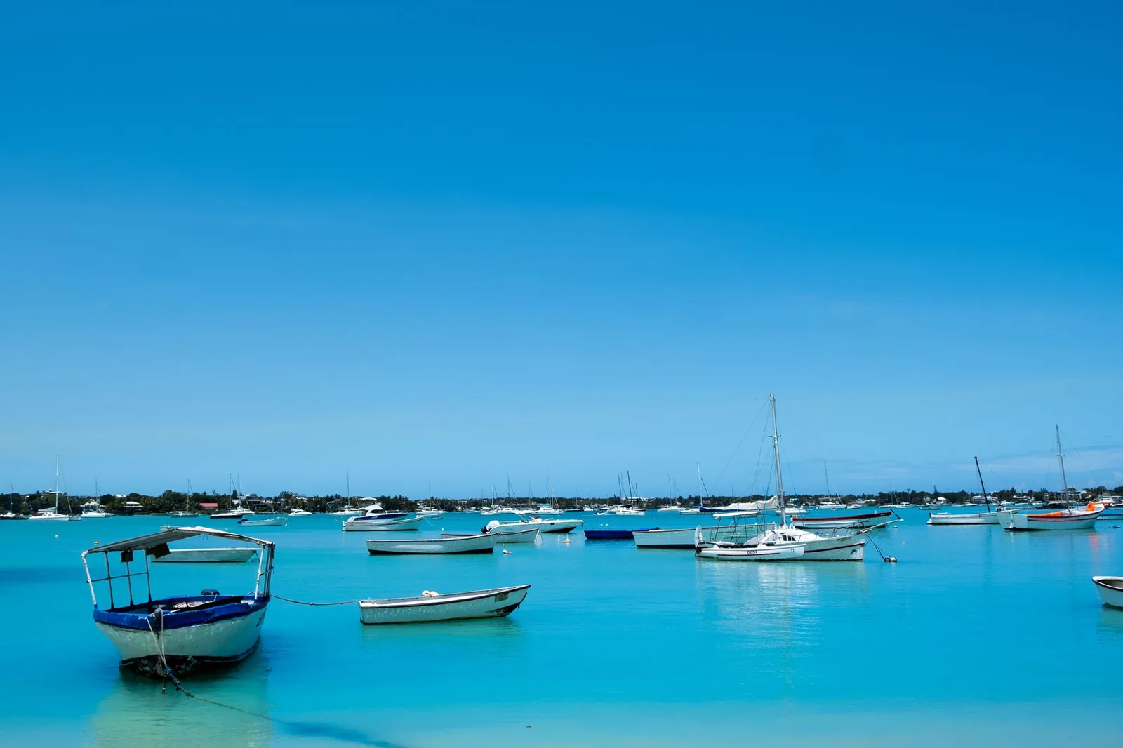 Lagon calme avec bateaux de pêche et voiliers au mouillage, nord de Maurice