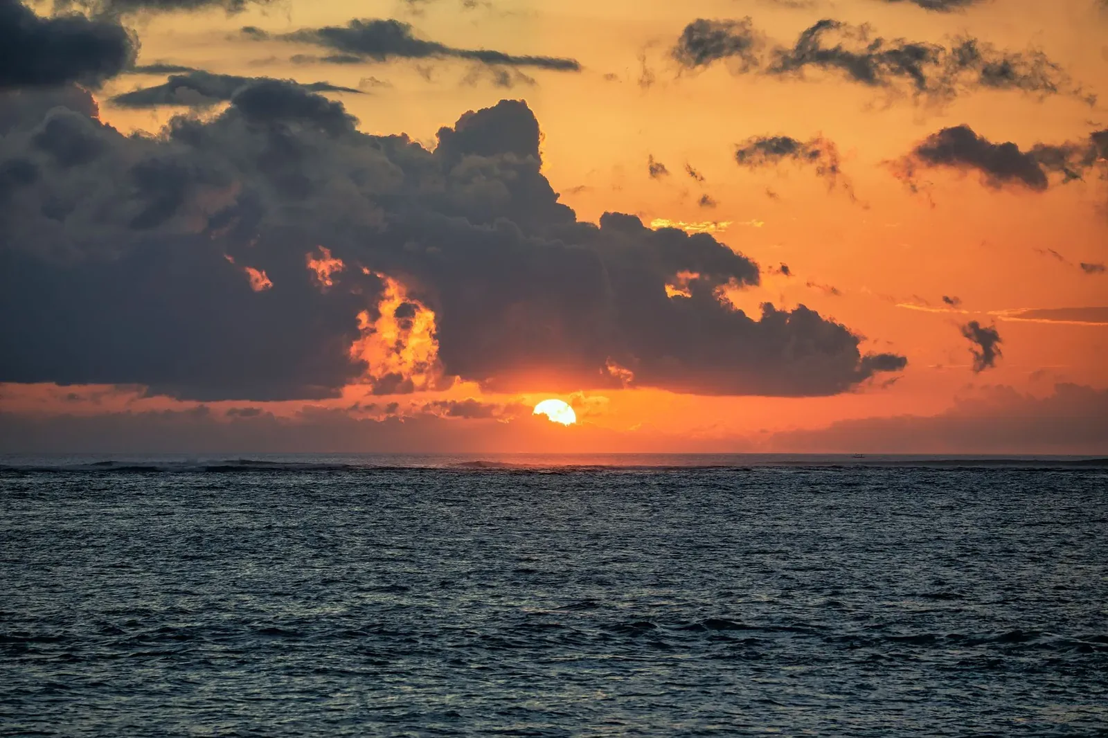 Coucher de soleil orange sur l'océan, côte ouest de Maurice