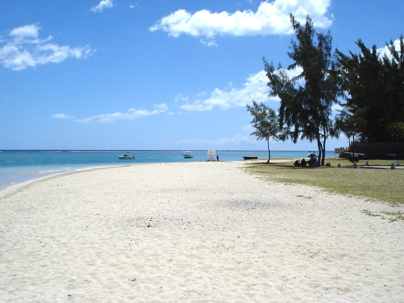 Plage de sable blanc de La Preneuse, lagon et filaos, côte ouest de Maurice