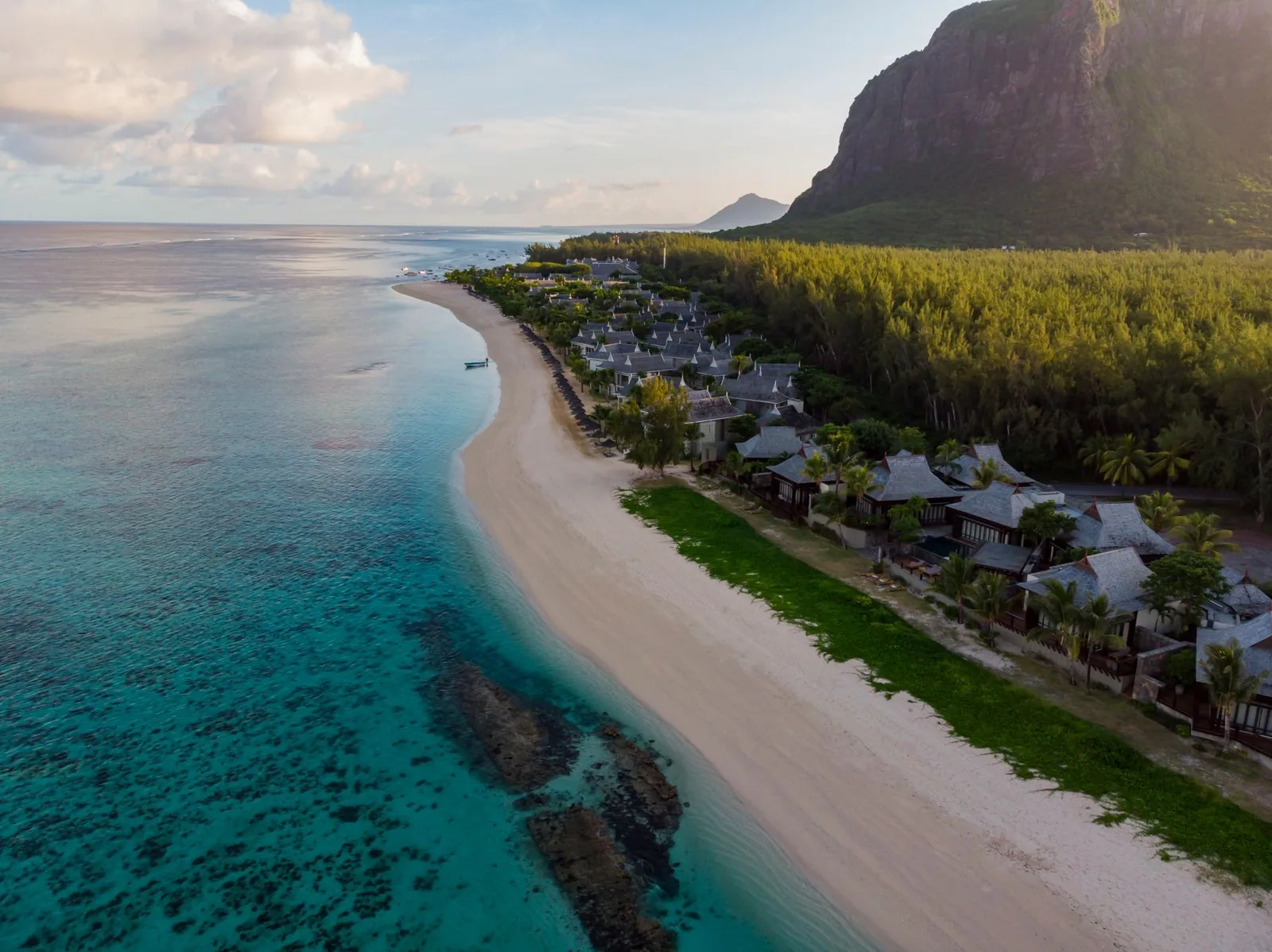 Longue plage de sable blanc et lagon turquoise devant le Morne Brabant, au sud-ouest de Maurice