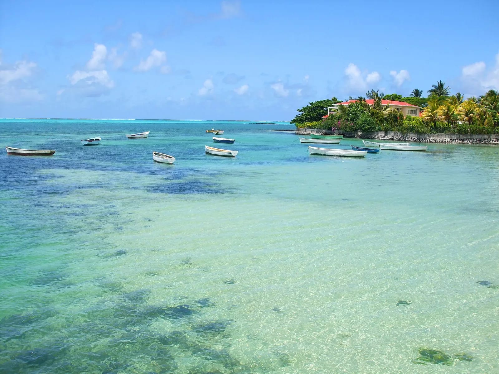Lagon turquoise et barques de pêcheurs face à Roches Noires, nord-est de l'île Maurice