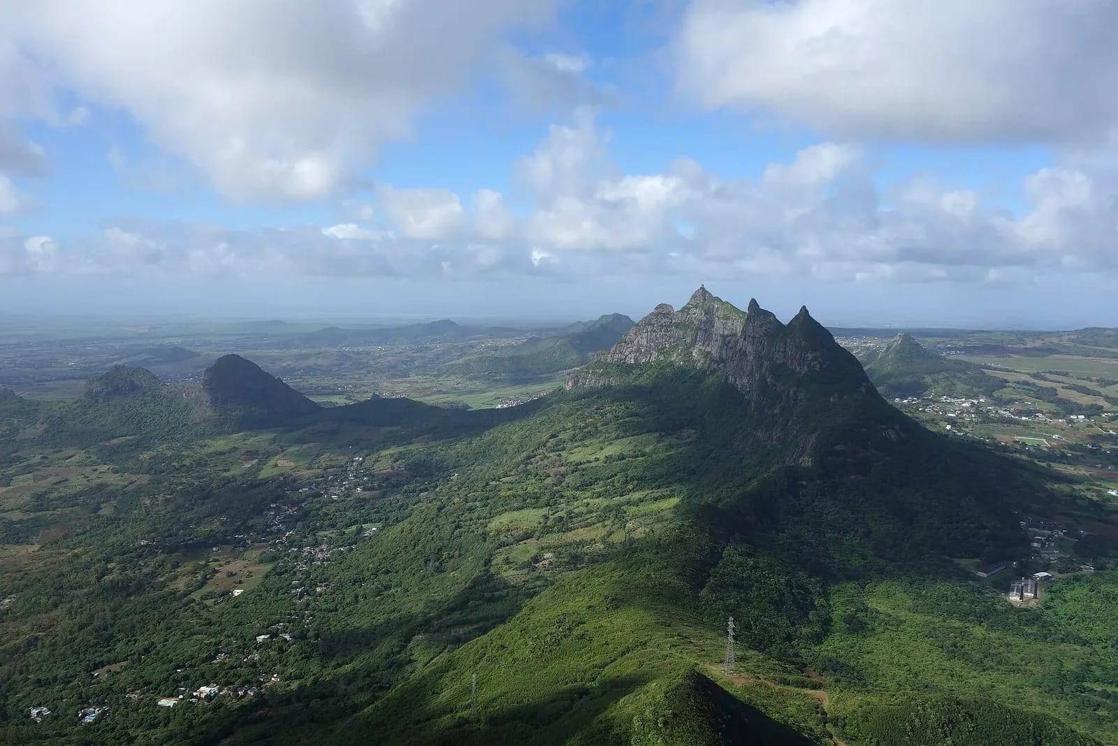 Vue aérienne de la montagne Pieter Both et des reliefs verts autour de Moka