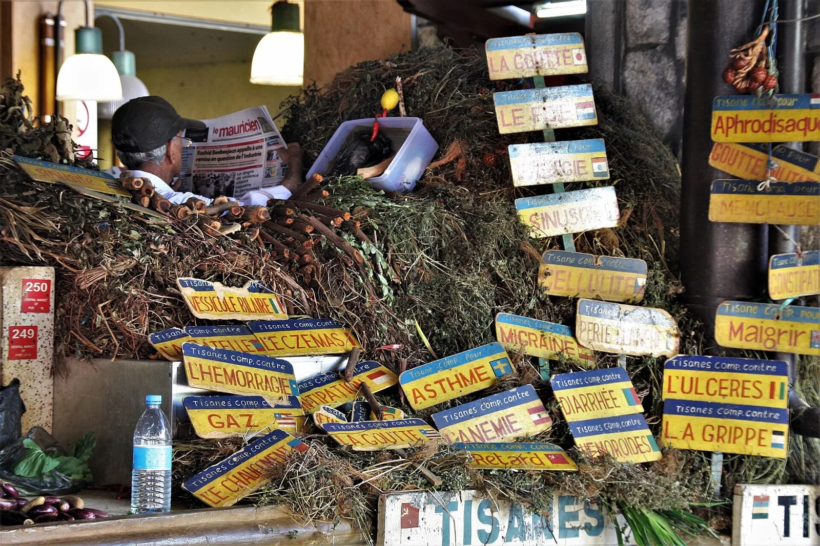 Étal de tisanes médicinales au marché central de Port-Louis, île Maurice