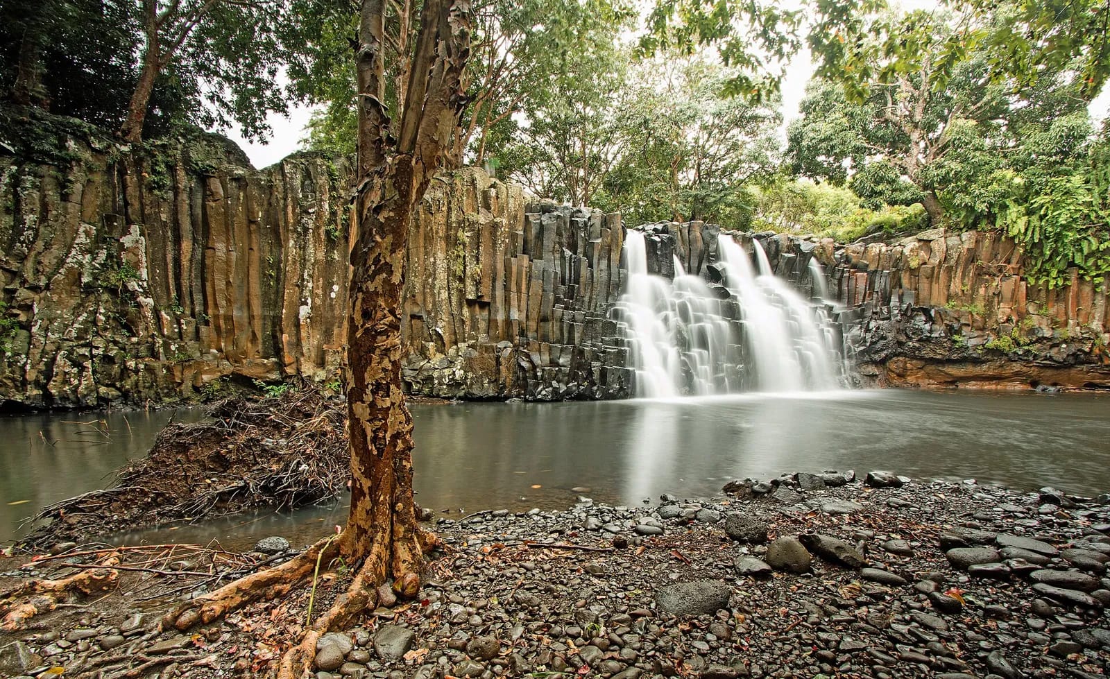 Cascade de Rochester Falls et ses orgues basaltiques entourées de végétation près de Souillac, île Maurice