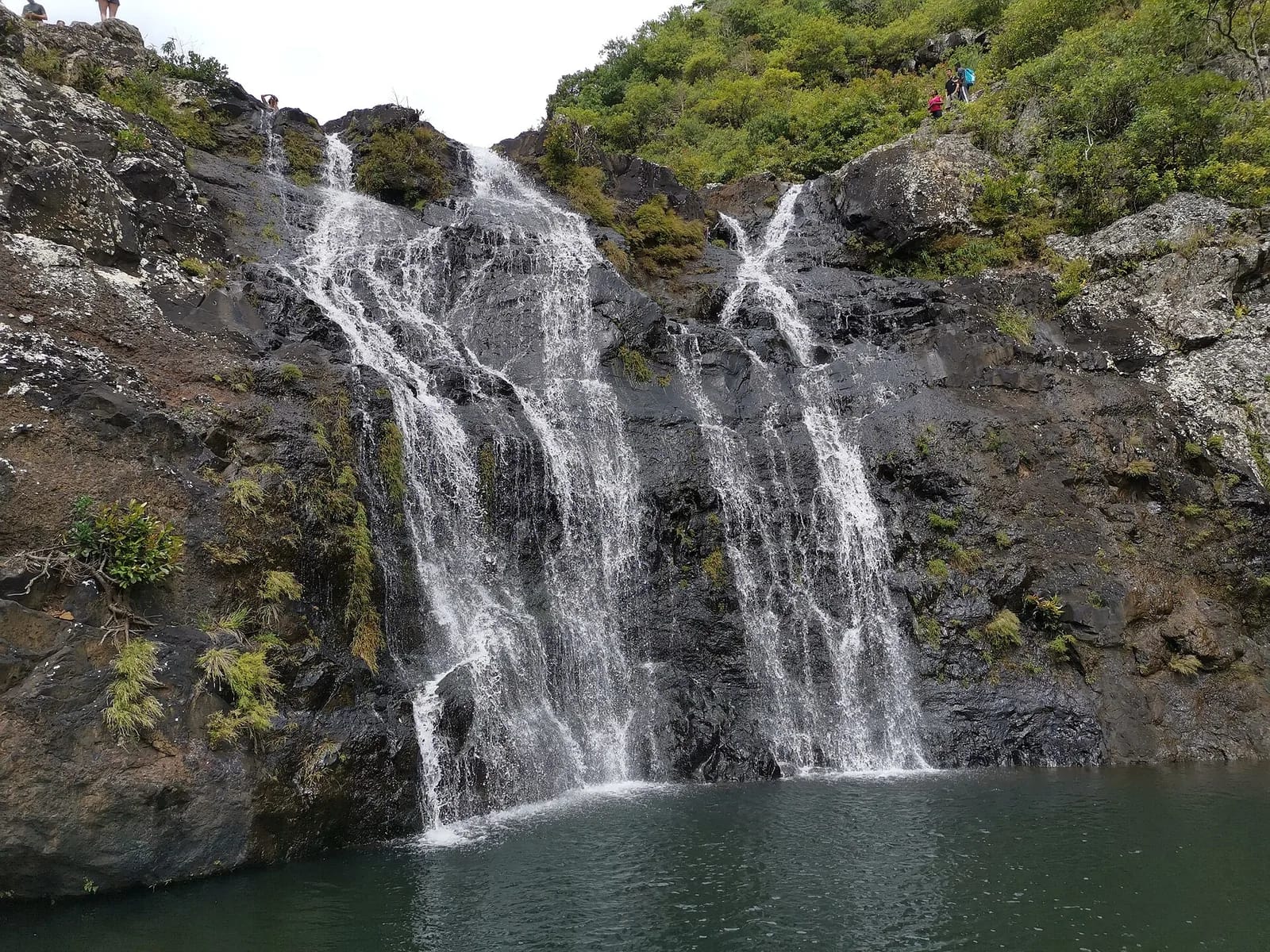 Chute d'eau des Tamarind Falls tombant dans un bassin, Henrietta, plateau central de Maurice