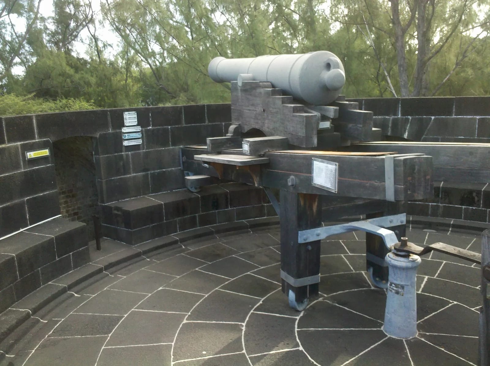 Canon sur la plate-forme en pierre noire de la tour Martello de La Preneuse, Rivière Noire