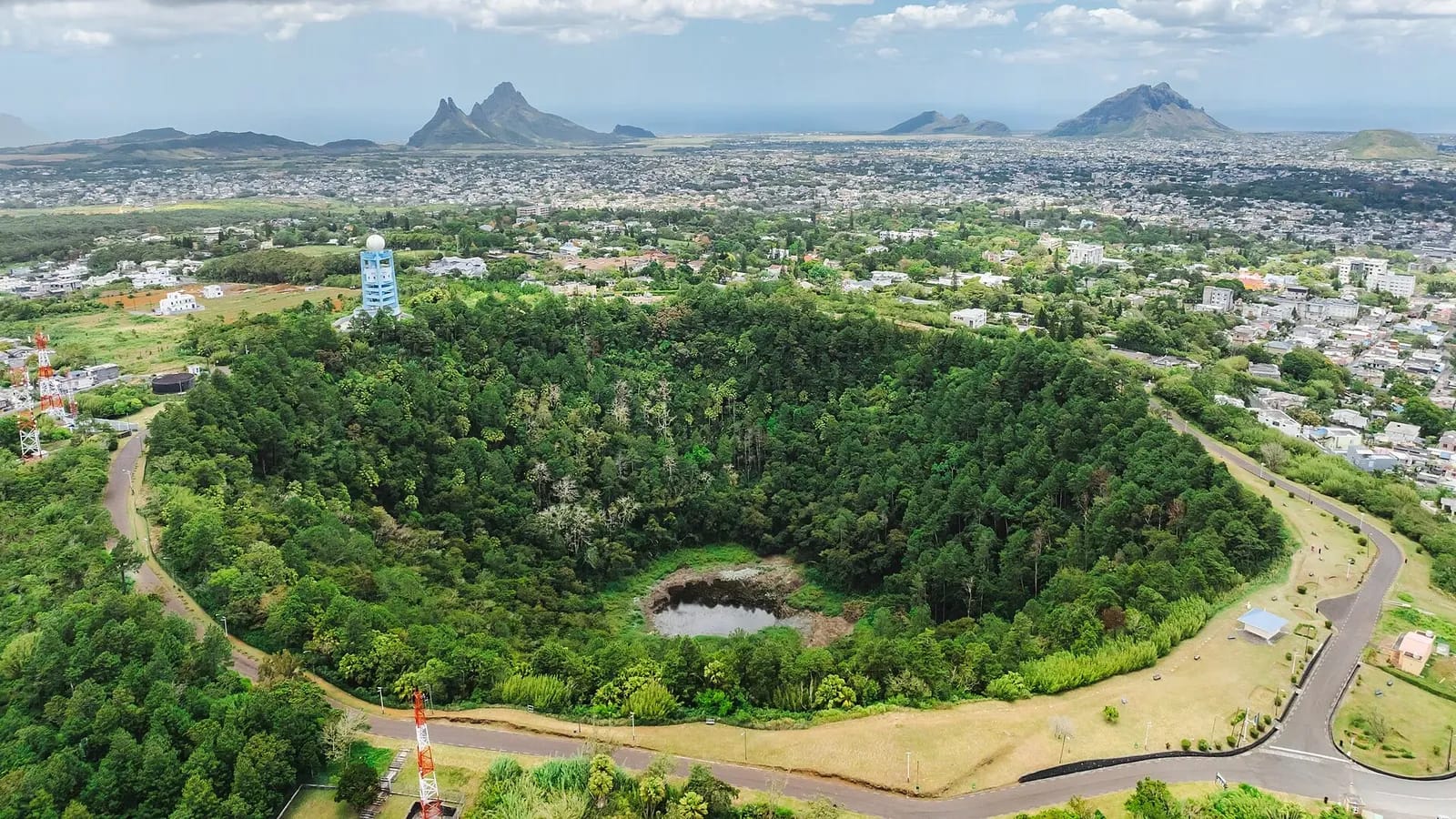 Vue aérienne du cratère boisé du Trou aux Cerfs et de la ville de Curepipe