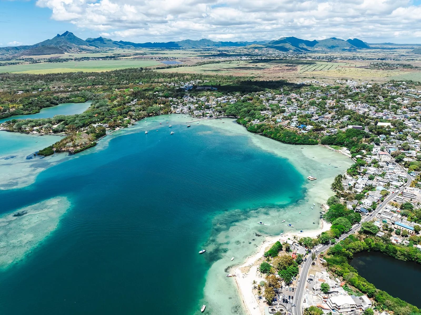 Vue aérienne du village et du lagon de Trou d'Eau Douce, côte est de l'île Maurice