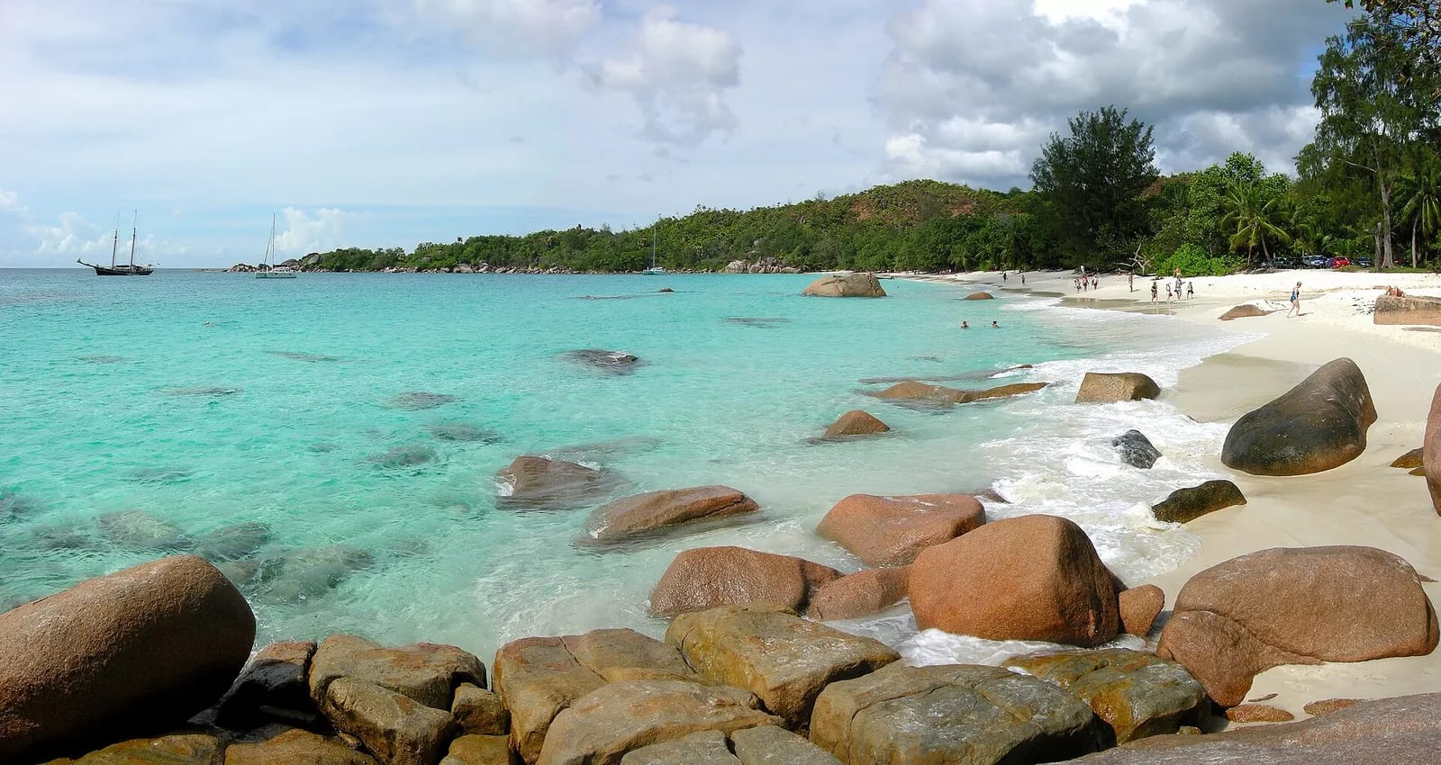 Anse Lazio, plage de Praslin aux Seychelles, avec rochers de granit et lagon turquoise