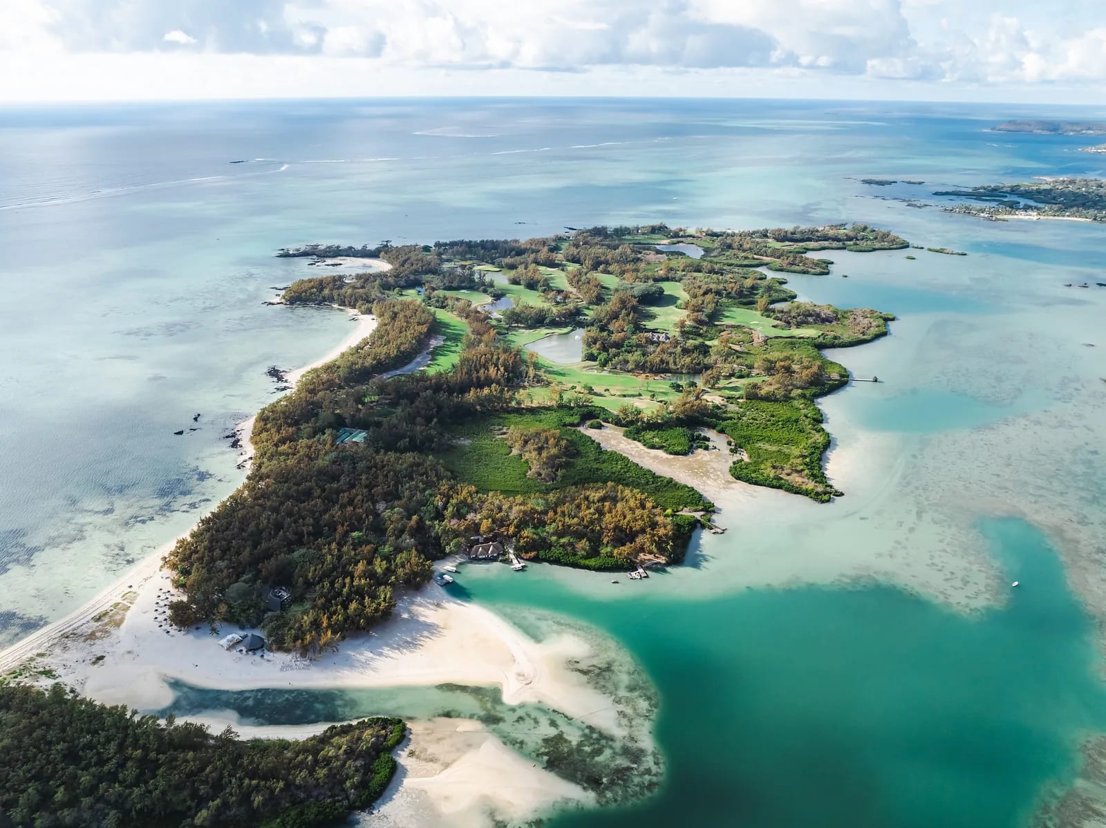 Vue aérienne de l'île aux Cerfs et de son lagon turquoise, côte est de Maurice