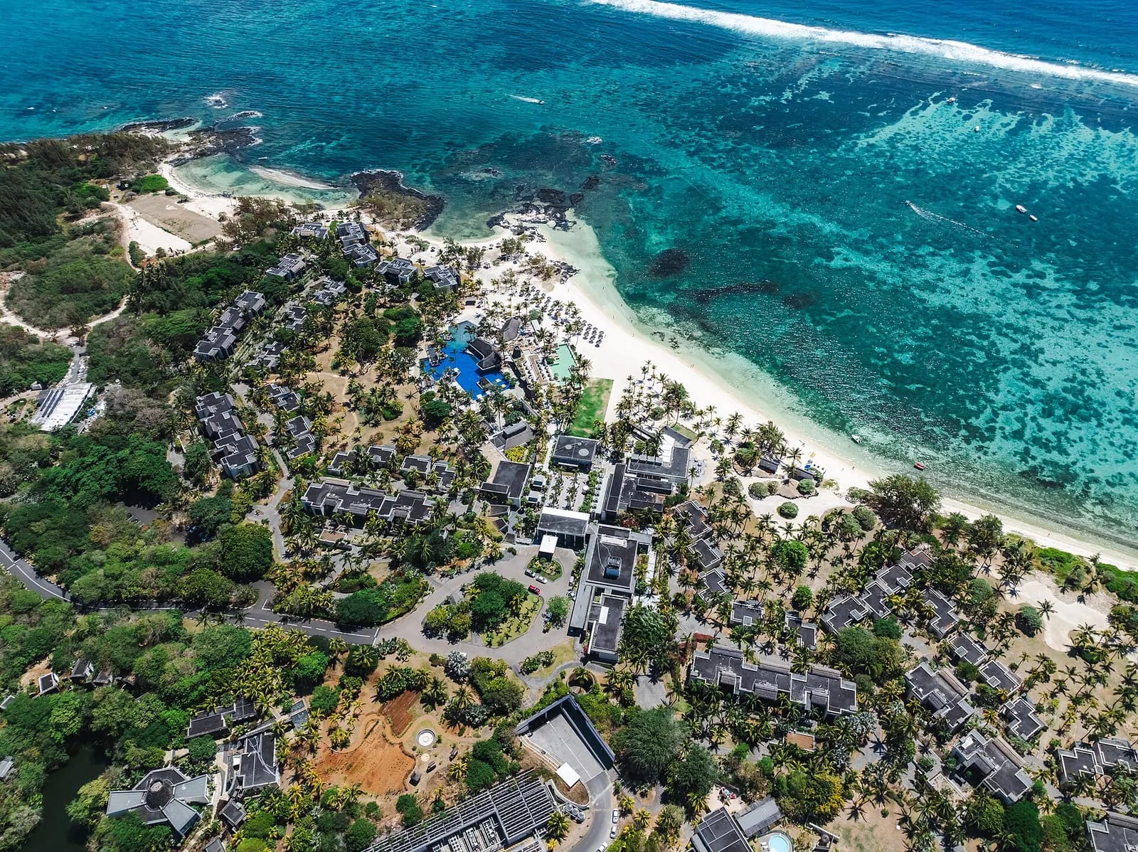 Vue aérienne d'un hôtel en bord de plage et de lagon à Belle Mare, île Maurice