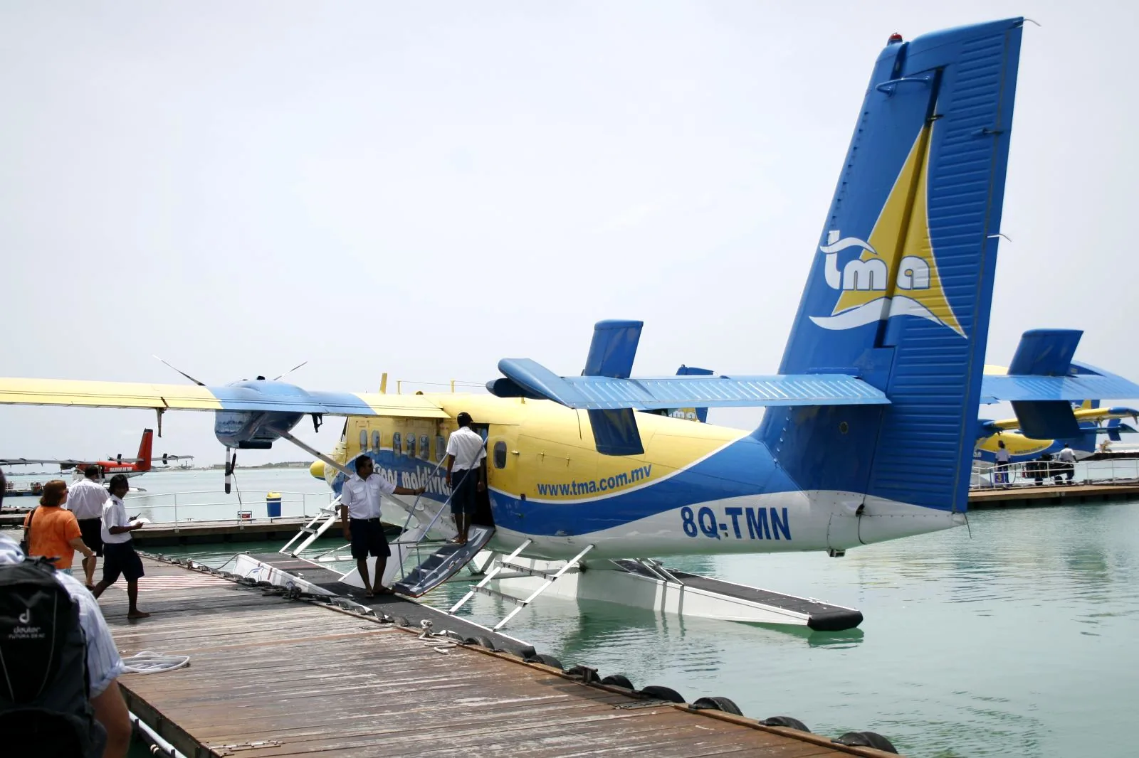 Hydravion Twin Otter de Trans Maldivian Airways amarré à un ponton à l'aéroport de Malé, Maldives