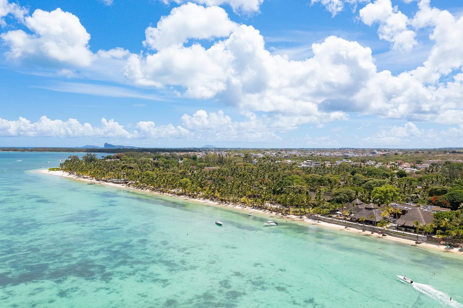 Vue aérienne du lagon turquoise et de la plage de Trou aux Biches, île Maurice