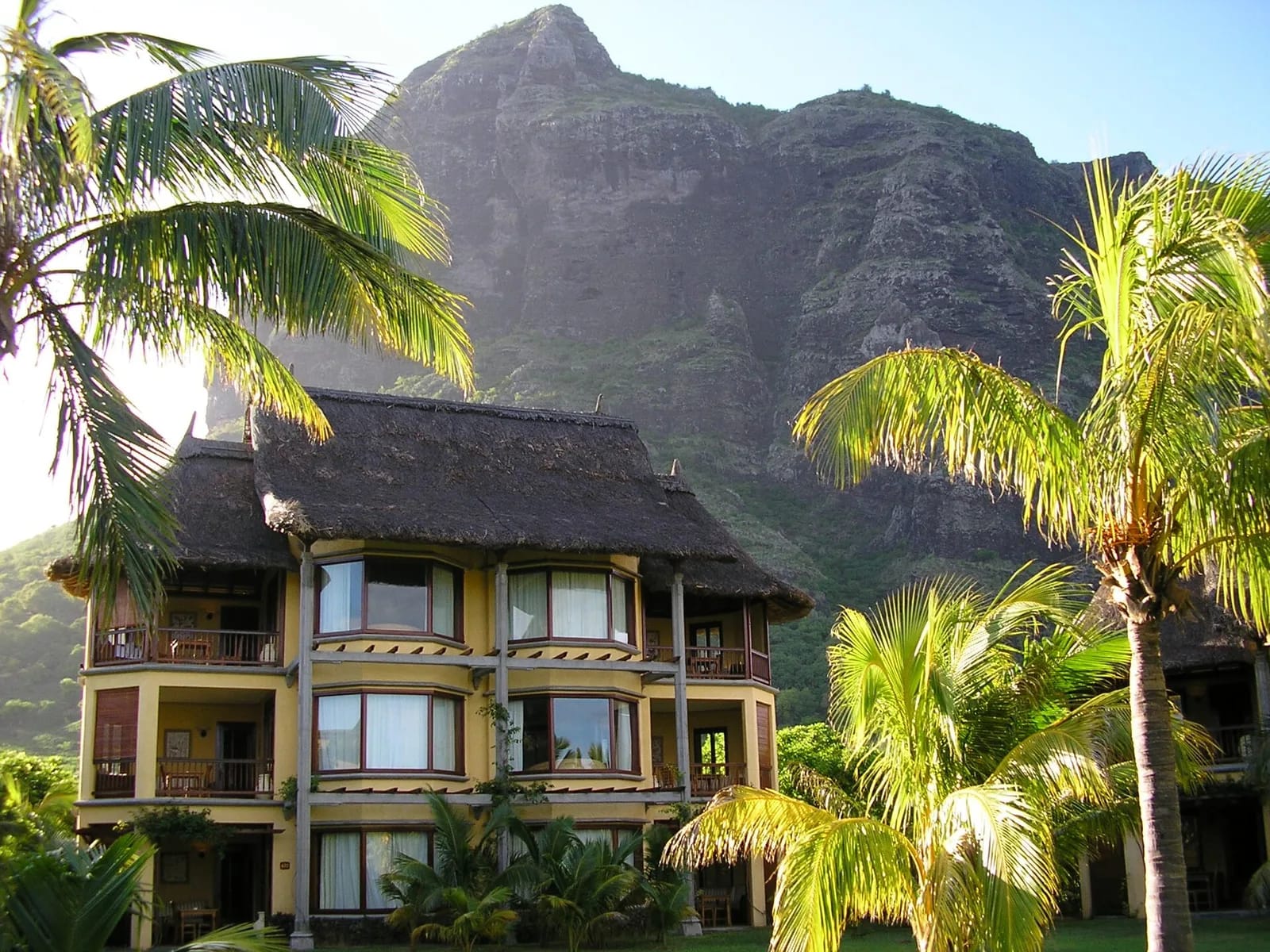 Bâtiment à toit de chaume de l'hôtel Dinarobin, au pied du Morne Brabant, île Maurice
