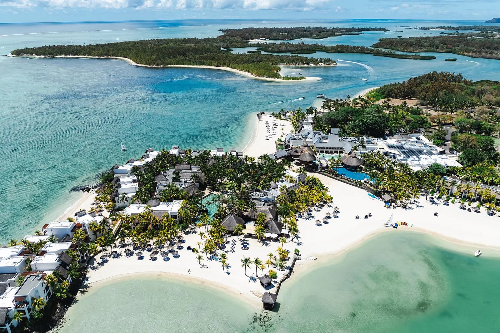 Vue aérienne du Shangri-La Le Touessrok, presqu'île bordée de lagon turquoise, côte est de l'île Maurice
