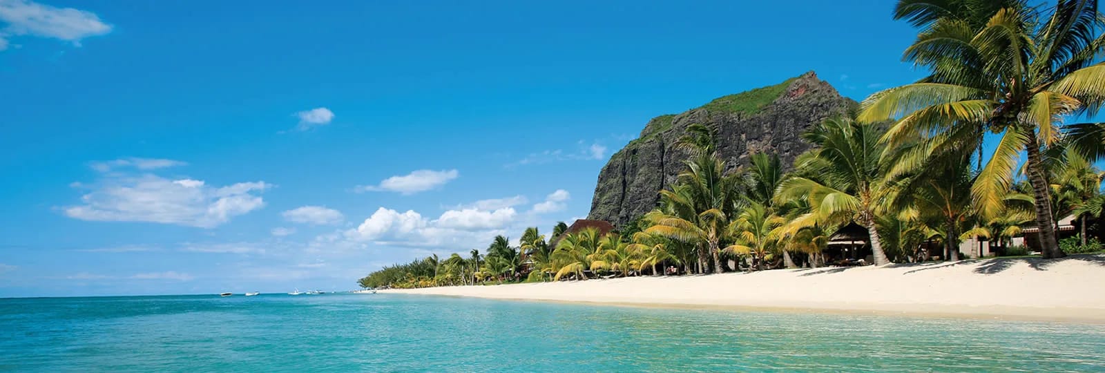 Plage de sable et lagon turquoise au pied de la montagne du Morne, photo du LUX* Le Morne
