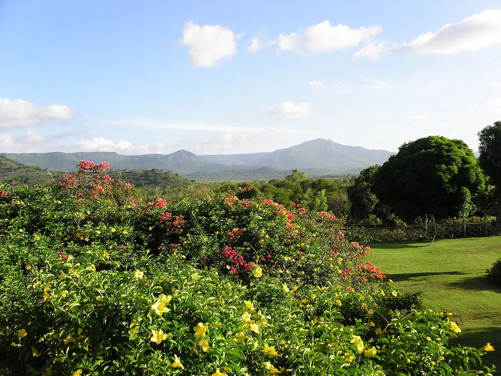 Jardins fleuris du parc Casela et montagnes de Rivière Noire, à Maurice