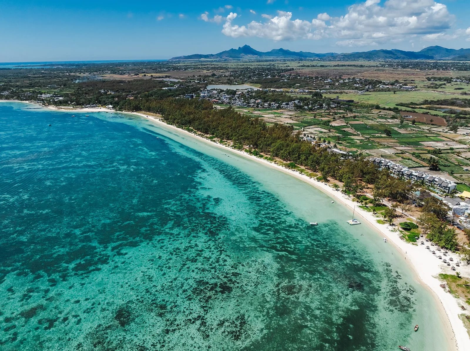 Vue aérienne de la plage de Belle Mare et de son lagon turquoise, côte est de Maurice
