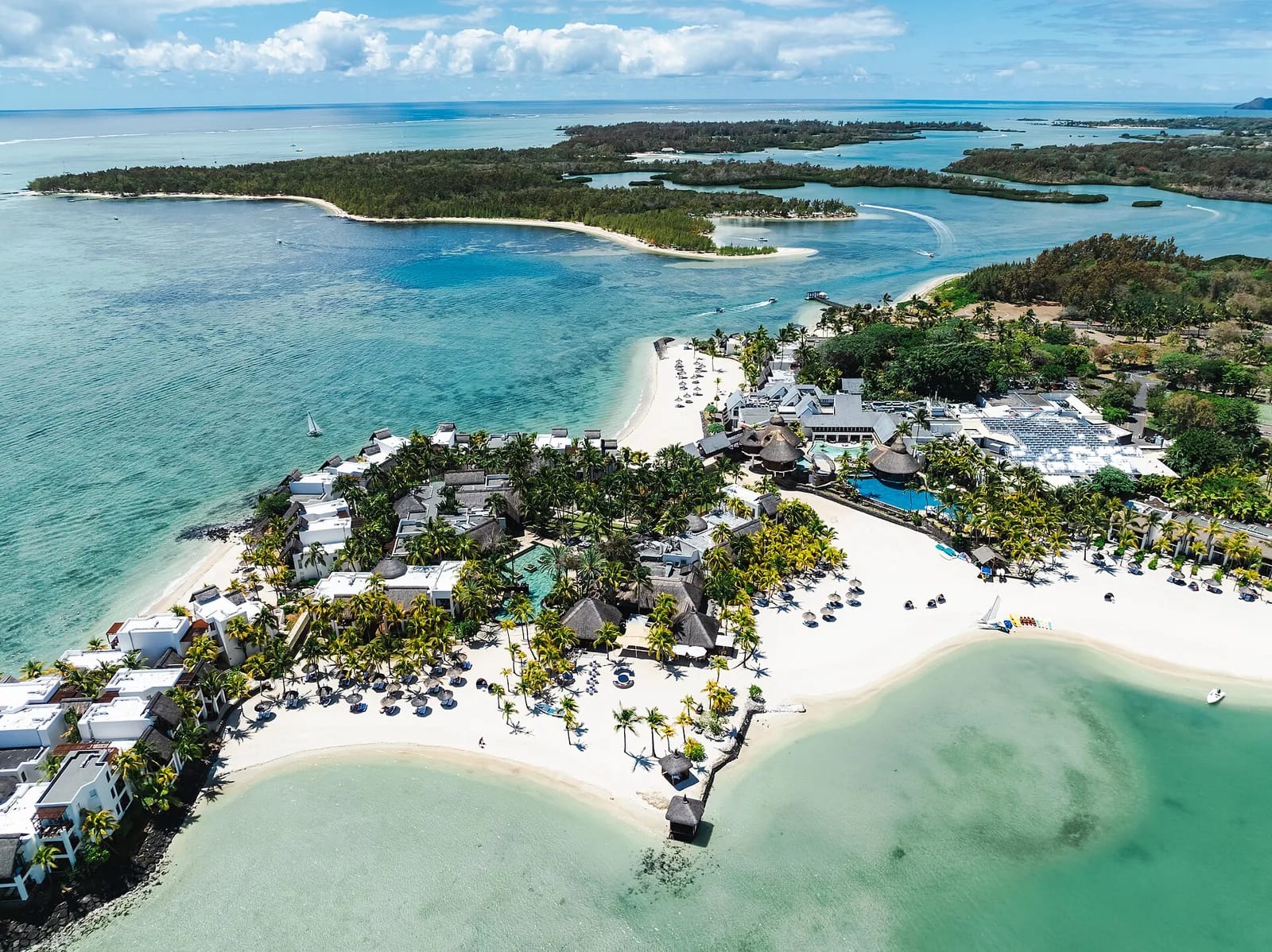 Vue aérienne du Shangri-La Le Touessrok, sa plage et son lagon, à l'est de l'île Maurice