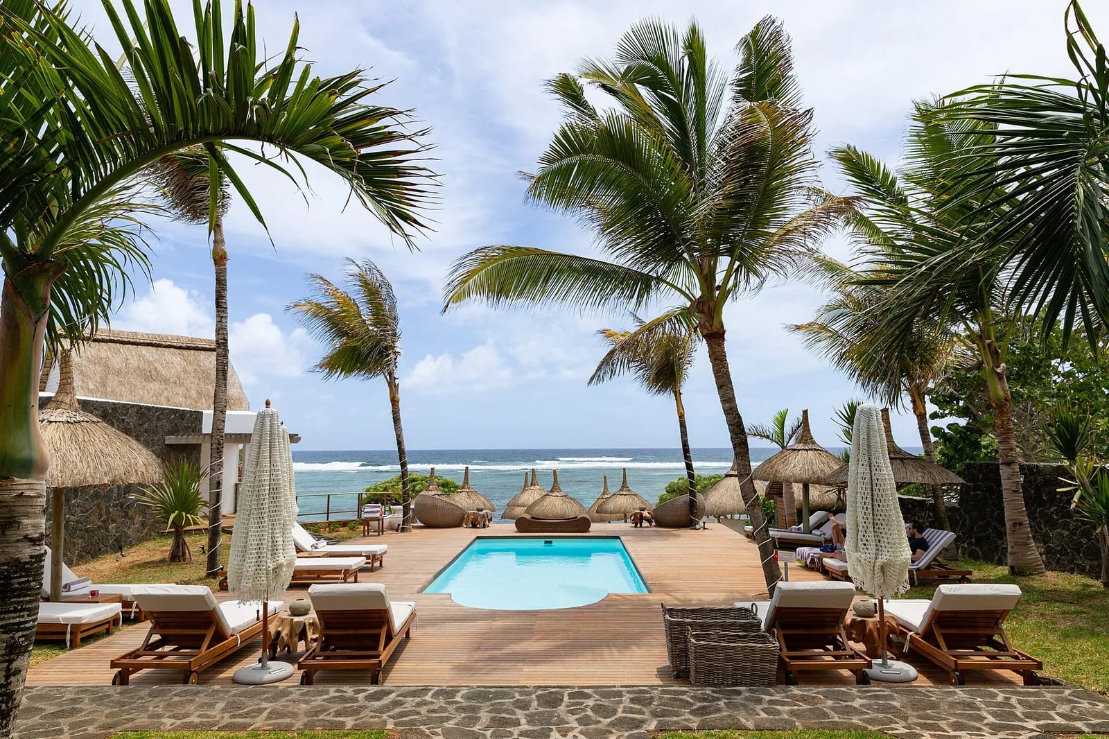 Piscine et transats face à l'océan à l'hôtel La Maison d'Été, île Maurice