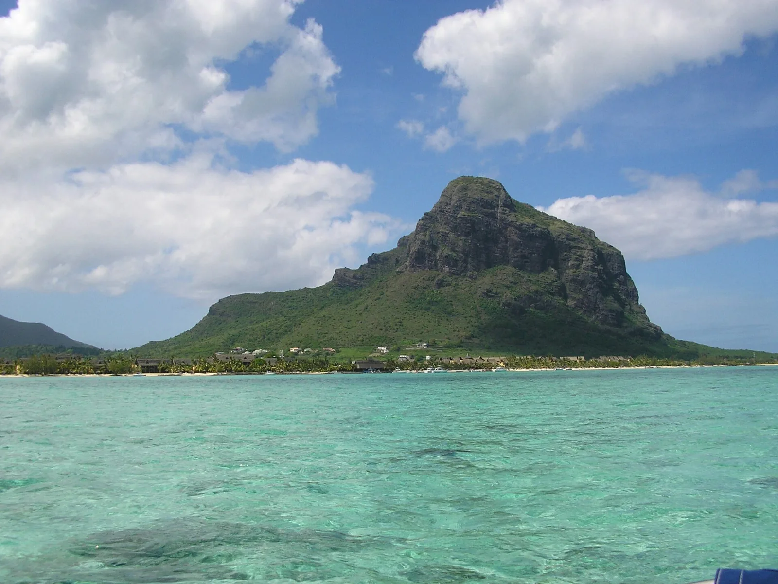 Le Morne Brabant dominant le lagon turquoise, sud-ouest de l'île Maurice